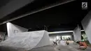 Aktivitas pekerja menyelesaikan pembangunan arena papan seluncur atau skate park dan lintasan sepeda BMX di kolong Flyover Slipi, Jakarta, Kamis (13/12). Pemprov DKI Jakarta melalui Suku Dinas Kehutanan membangun skate park. (Merdeka.com/Iqbal S. Nugroho)