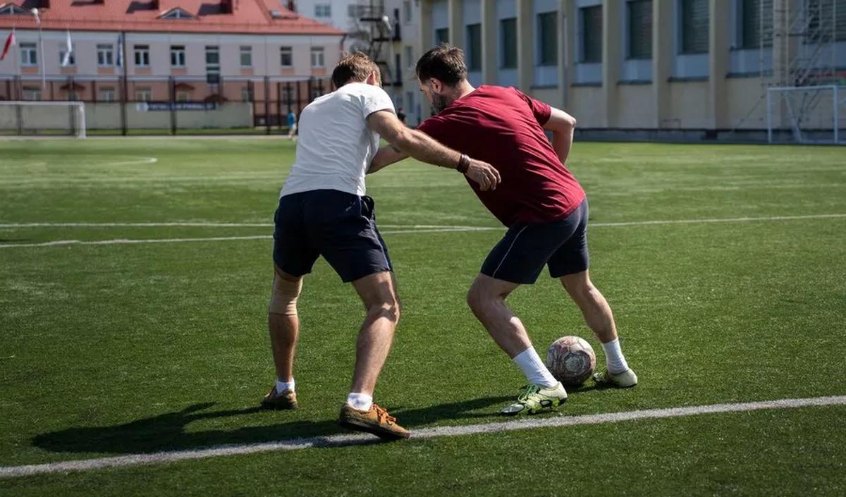 3.&nbsp;Sepakbola: Gerakan Lari dan Melompat
