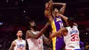 Pemain Lakers, Brandon Ingram #14 gagal melewati adangan pemain Clippers pada laga NBA basketball games di Staples Center, Los Angeles, California, (27/11/2017). Clippers menang atas Lakers 120-115. 9Harry How/Getty Images/AFP)