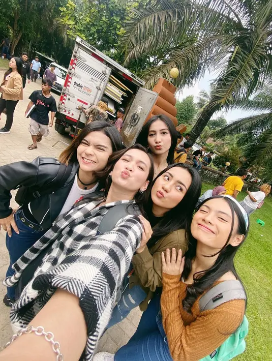 Ini adalah potret Ersya dan Dea saat Dea Annisa baru bergabung di sinetron Anak Jalanan reborn. Dalam potret kebersamaan ini keduanya terlihat seperti sudah saling mengenal lama. Persahabatannya di sinetron sukses menarik hati penonton, namun sayang sinetron yang disutradarai oleh Rudi Aryanto ini sudah resmi tamat. (Liputan6.com/IG/@deaaannisa)