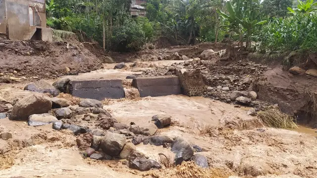 Sapuan banjir bandang menyebabkan beberapa kandang ayam berikut ternaknya di Kecamatan Karangtengah, Garut, Jawa Barat akhirnya ludes tersapu.