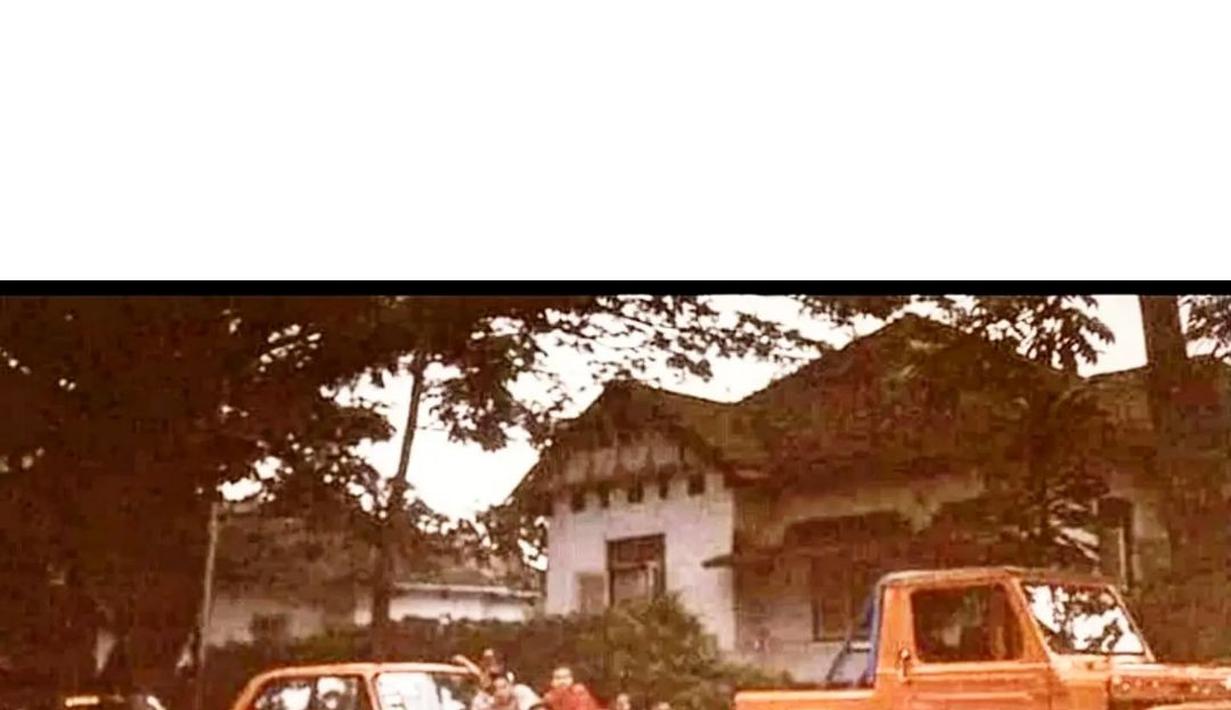 Mejeng mobil kesayangan di pinggiran jalan Kota Bandung circa 1990an. (Source: Instagram/@groupotomotif1990)
