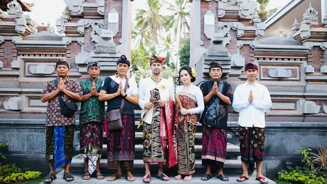 7 Pesona Raffi Ahmad dan Nagita Slavina saat Berbusana Adat Bali