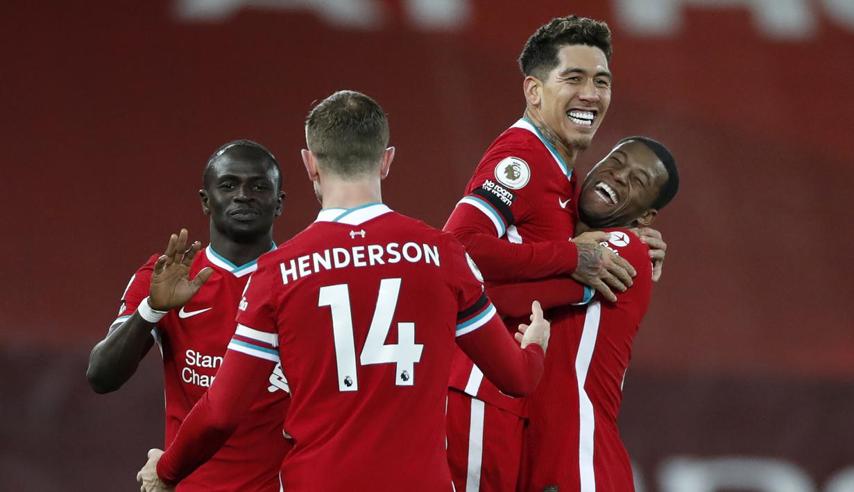 Striker Liverpool, Roberto Firmino (kedua dari kanan) bersama rekan-rekannya merayakan kemenangan 2-1 atas Tottenham Hotspur usai laga lanjutan Liga Inggris 2020/21 pekan ke-13 di Anfield Stadium, Rabu (16/12/2020). Liverpool menang 2-1 atas Tottenham. (AFP/Clive Brunskill/Pool)