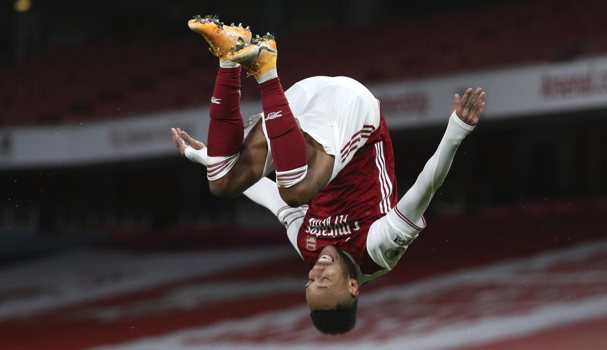Penyerang Arsenal, Pierre-Emerick Aubameyang berselebrasi usai mencetak gol ke gawang Newcastle United pada pertandingan Liga Inggris di Stadion Emirates di London, Selasa (19/1/2021). (Catherine Ivill/Pool via AP)