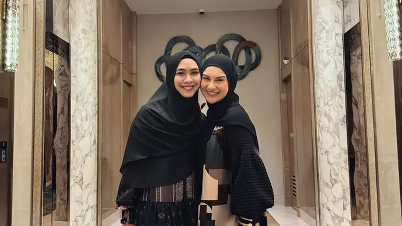 6 Model Gamis Hitam Elegan Irish Bella dan Setelan Hijabnya, Inspirasi Gaya Modis Ibu Muda Usia 30-an di 2025