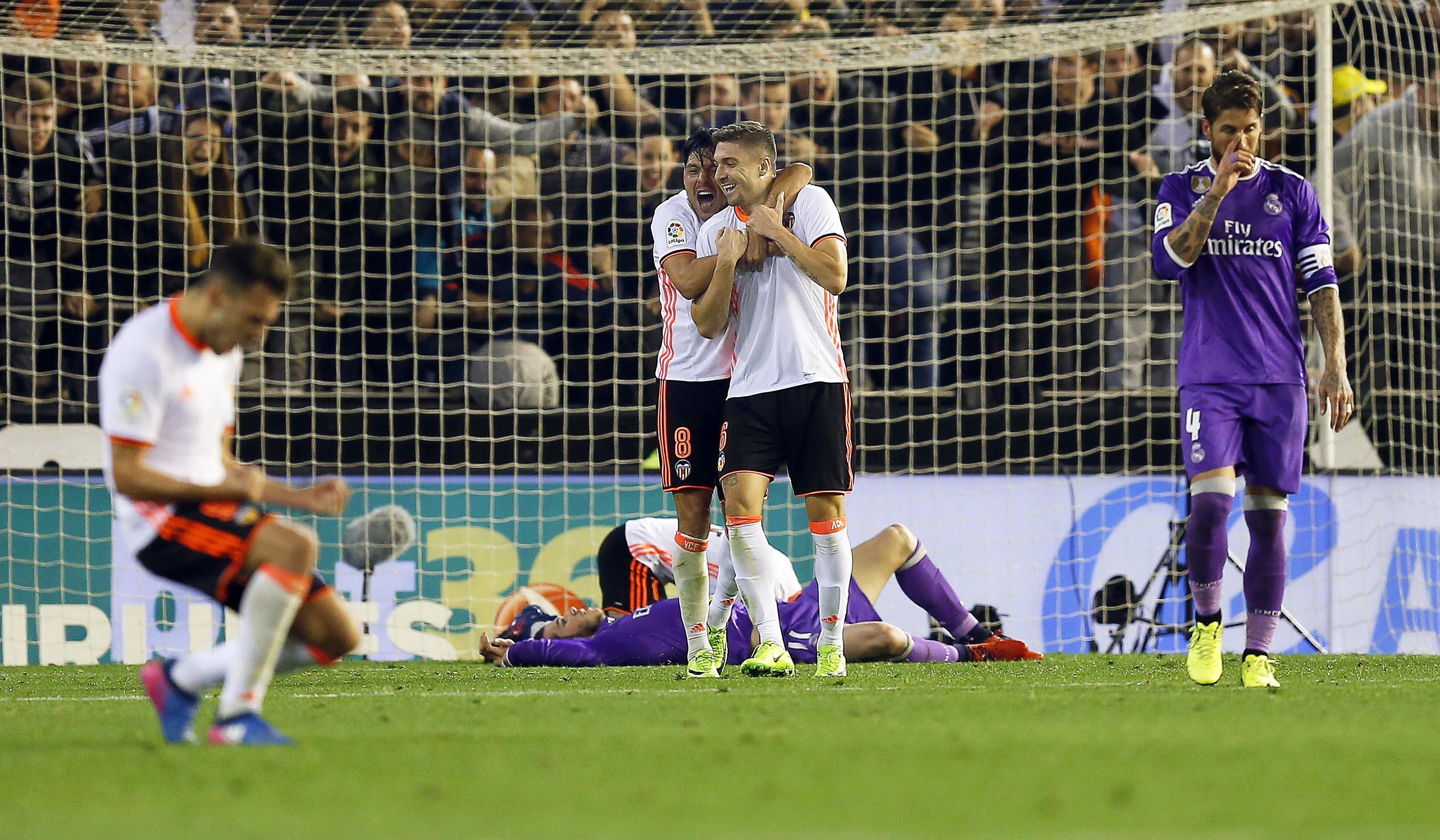 Valencia pernah mengalahkan Real Madrid pada pertemuan pertama La Liga 2016-17. (EPA/Kai Foersterling)