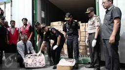 Petugas Bea Cukai memperlihatkan daging beku di Pelabuhan Tanjung Priok, Jakarta, Kamis (16/6). Tujuh kontainer berisi 163,5 ton daging sapi beku jenis jeroan disita karena ada ketidaksesuaian antara isi dan dokumen. (Liputan6.com/Faizal Fanani)