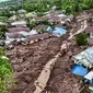 Foto udara tim penyelamat dan warga melakukan pencarian korban yang tertimbun akibat banjir bandangdi Kelurahan Rua, Kota Ternate, Maluku Utara, Minggu (25/8/2024). (AZZAM RISQULLAH / AFP)