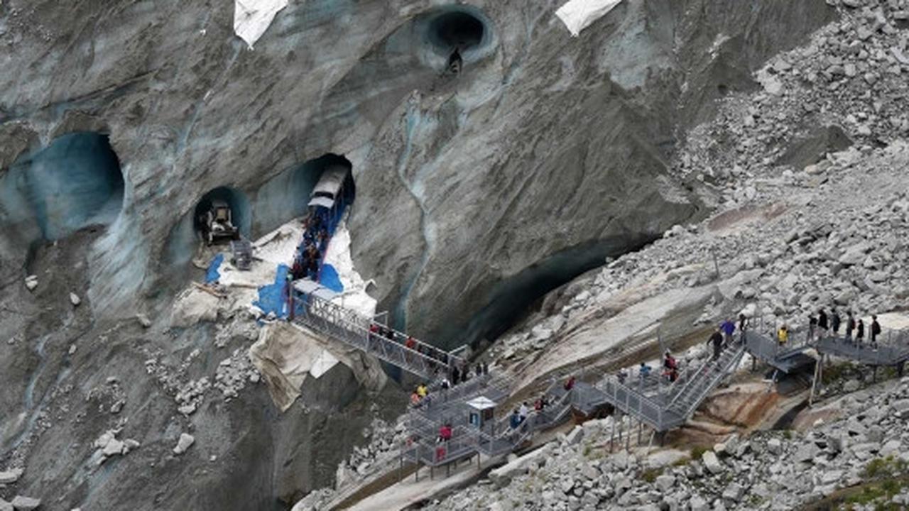 Menelusuri gua es La Grotte de glace di lereng Mont Blanc
