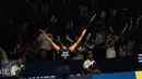 Tunggal putra Malaysia, Lee Chong Wei mengangkat tangan ke arah suporter usai  laga melawan Jan O Jorgensen (Denmark) di final BCA Indonesia Open 2016, Jakarta, Minggu (5/6/2016). Lee Chong Wei unggul 17-21, 21-19, 21-17. (Liputan6.com/Helmi Fithriansyah)