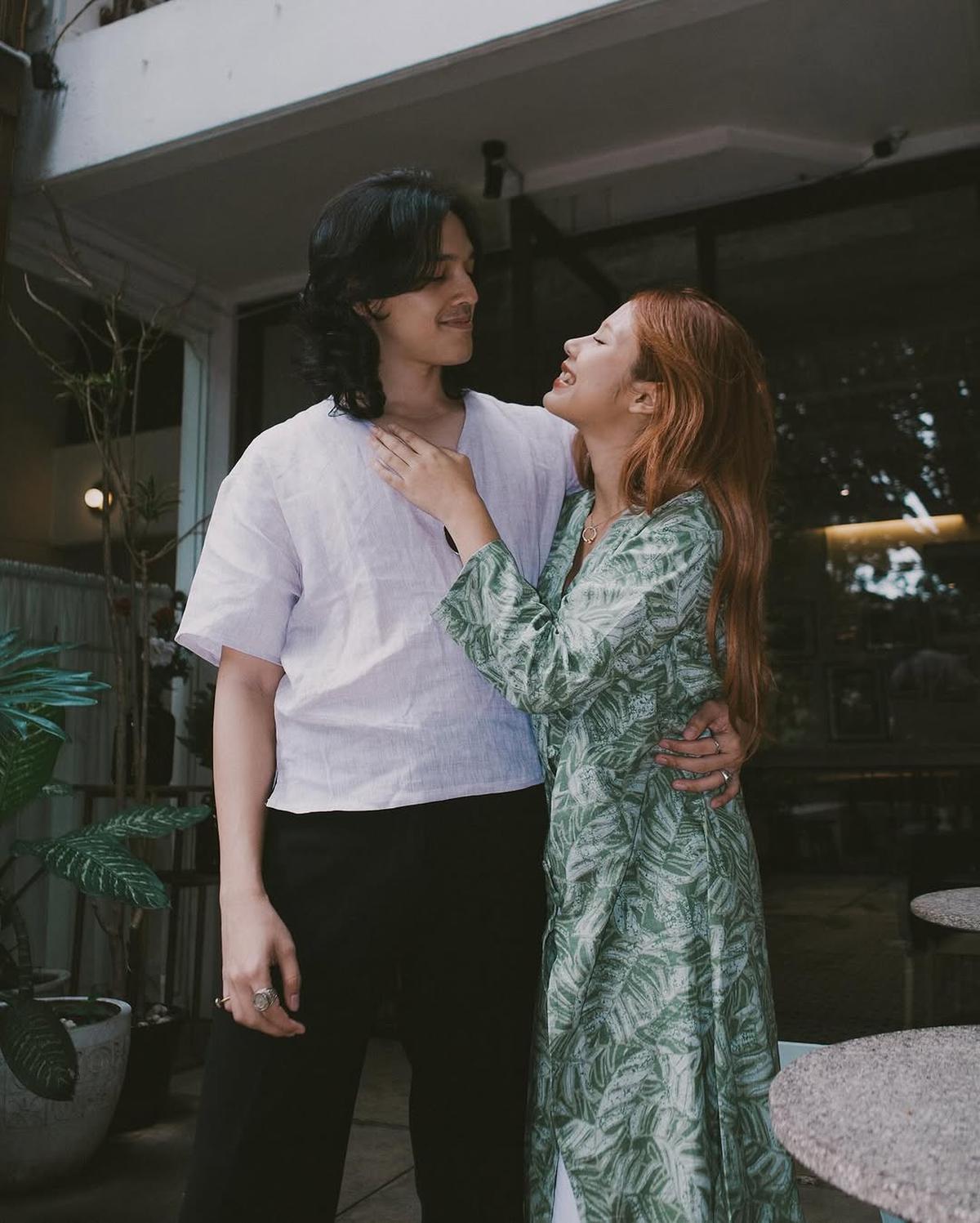 Potret Kompak Vidi Aldiano-Sheila Dara dan Nadin Amizah-Faishal Tanjung dengan Outfit Couple yang Kece Badai