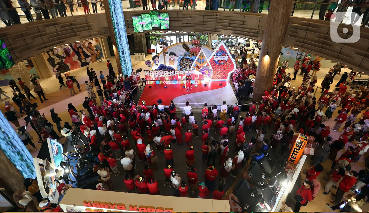 Sejumlah penari dari Yayasan Belantara Budaya Indonesia melakukan flashmob tarian daerah dalam acara bertemakan "Tunjukkan Indonesiamu" di Jakarta, Rabu (17/8/2022). Sebanyak 277 penari berkebaya merah putih menampilkan 17 tarian daerah yang bertujuan untuk  memperingati Hari Kemerdekaan ke-77 RI sekaligus sebagai bentuk gerakan dukungan Kebaya Goes to UNESCO.  (Liputan6.com/Johan Tallo)