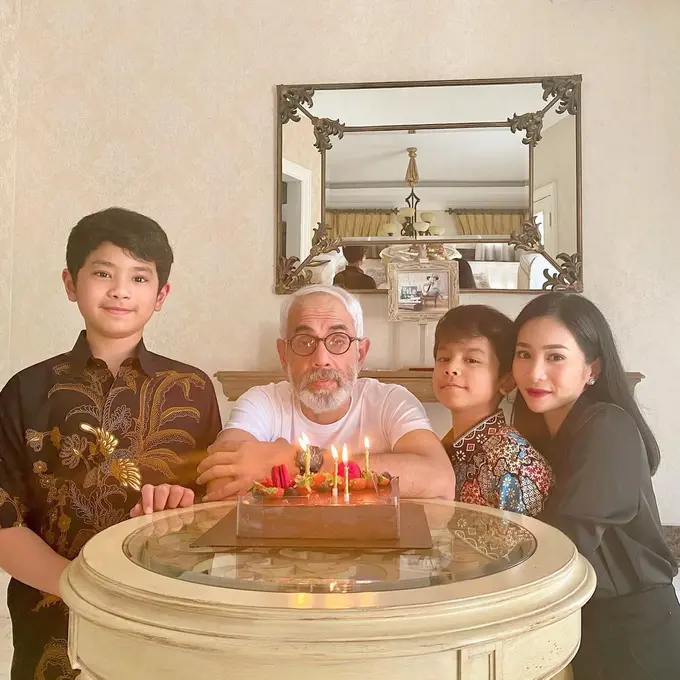 [Fimela] Bunga Zainal dan Sukhdev Singh