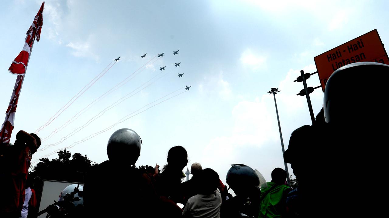 Warga Terpukau Atraksi Pesawat HUT RI