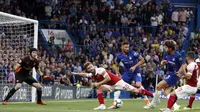 Bek Chelsea, Marcos Alonso, muncul sebagai pahlawan kemenangan saat mengalahkan Arsenal 3-2 di Stamford Bridge, London, Minggu (19/8/2018) dini hari WIB. (AP Photo/Alastair Grant)