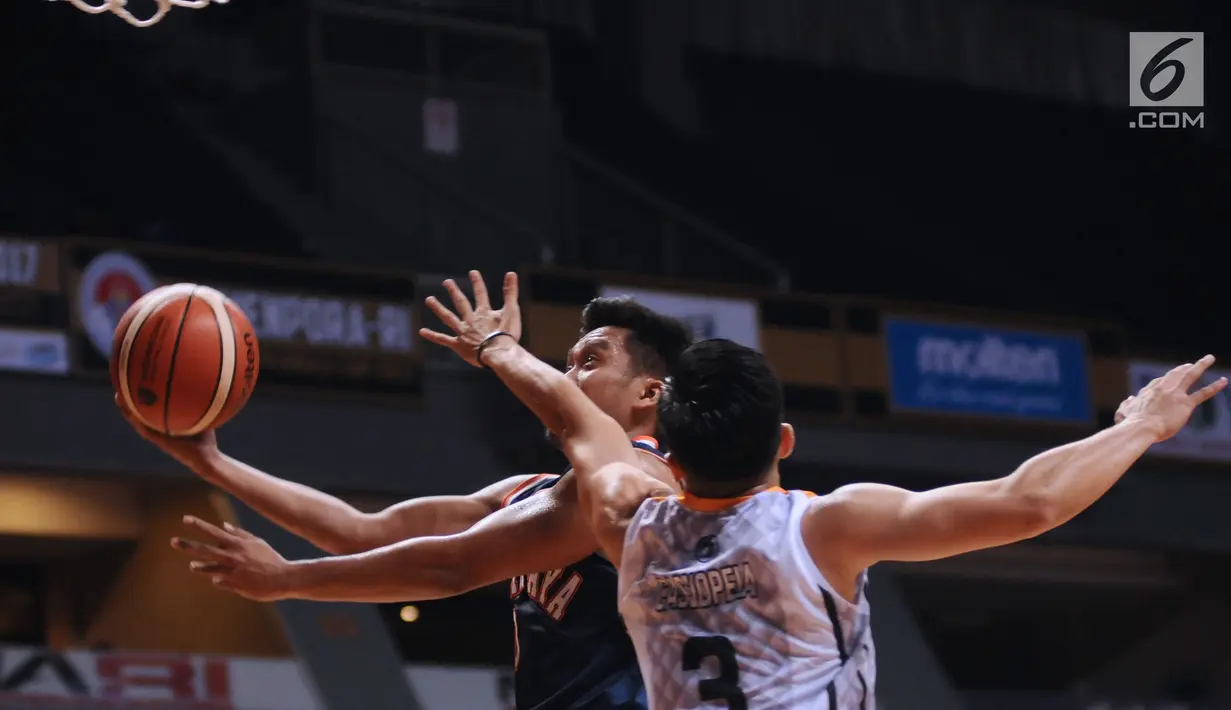Pebasket Satya Wacana Salatiga, Cassiopeia Manuputty (kanan) menahan pergerakan pemain Pelita Jaya pada laga Perbasi Cup 2017 di Britama Arena, Jakarta, Senin (6/11). Pelita Jaya unggul 92-46. (Liputan6.com/Helmi Fithriansyah)