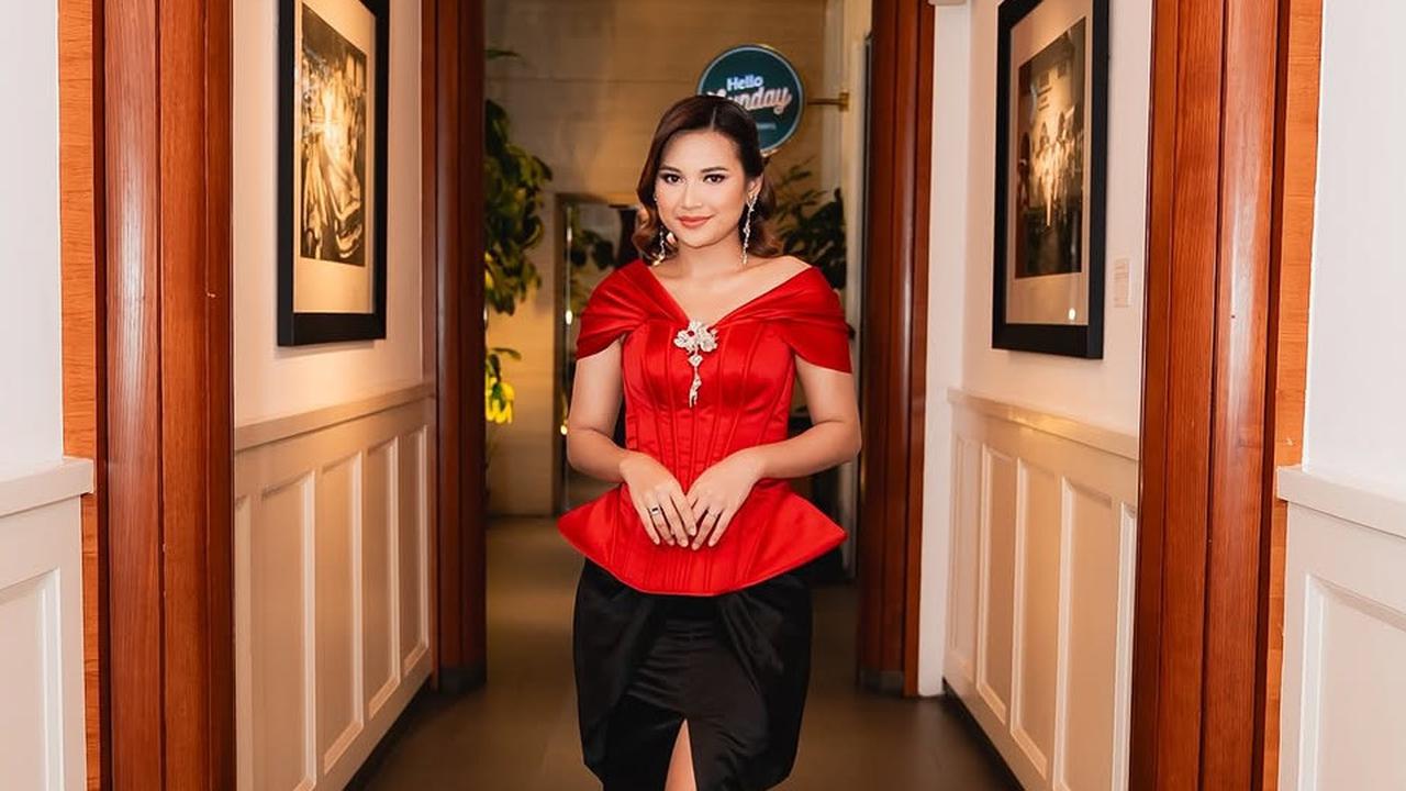Pakai Gaun Merah Menyala, 5 Potret Cantik Indah Permatasari Istri Arie Kriting Tampil Glamor di Gala Premier Film 'SETAN BOTAK