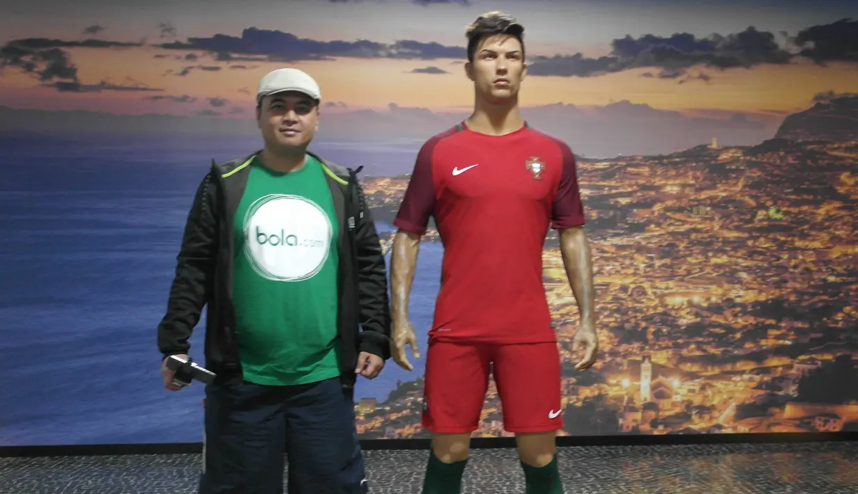 Jurnalis Bola.com, Reza Khomaini, foto bersama patung Cristiano Ronaldo di Museum CR 7. Museum ini terdapat di Kota Funchal, tempat Ronaldo lahir dan tunbuh besar. (Bola.com/Eksklusif)