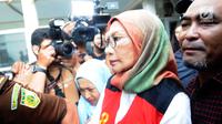 Terdakwa penyebaran berita bohong atau hoaks Ratna Sarumpaet tiba di Pengadilan Negeri Jakarta Selatan, Kamis (28/2). Ratna Sarumpaet menjalani sidang perdana dengan agenda pembacaan dakwaan dari jaksa penuntut umum. (Liputan6.com/Herman Zakharia)