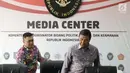 Menkopolhukam Wiranto (kanan) bersiap memberi keterangan terkait situasi/kondisi Papua dan Papua Barat di Jakarta, Jumat (30/8/2019). Keterangan terkait hasil pertemuan dengan kedua tokoh dari Papua dan Papua Barat. (Liputan6.com/Helmi Fithriansyah)