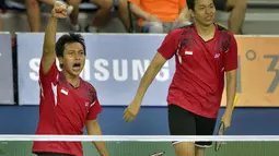 Ganda Putra Indonesia Muhamad Ahsan dan Hendra Setiawan meluapkan kegembiraanya setelah mengalahkan ganda Korsel Yongdae Lee dan Yeonseong Yoo pada final Asian Games ke-17 di Gyeyang Gymnasium, Incheon, Korsel, (28/9). (ANTARA FOTO/Saptono)