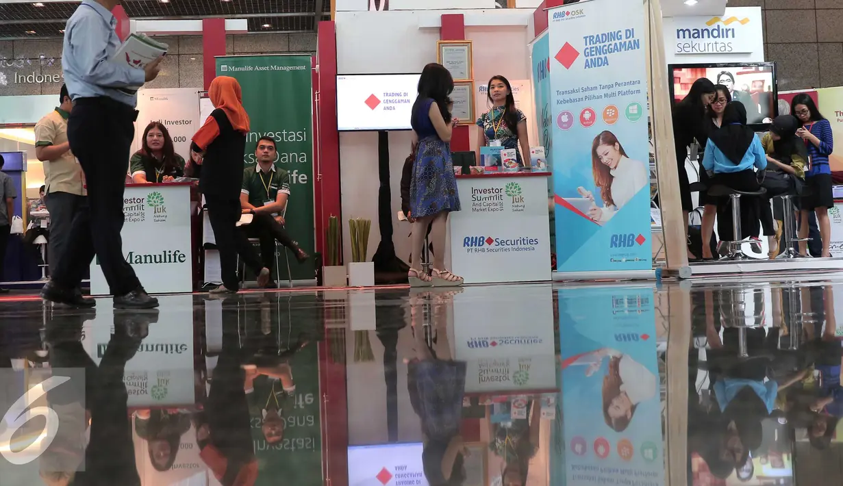Pengunjung menyaksikan pameran Investor Summit 2015 di Bursa Efek Indonesia, Jakarta, Kamis (12/11/2015). Investor Summit diselengarakan sebagai upaya agar masyarakat Indonesia paham tentang pasar modal. (Liputan6.com/Angga Yuniar)