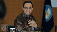 Menteri Pendidikan dan Kebudayaan Anies Baswedan memberi keterangan pers terkait satu tahun kempemimpinannya, Jakarta, (19/10/2015). 