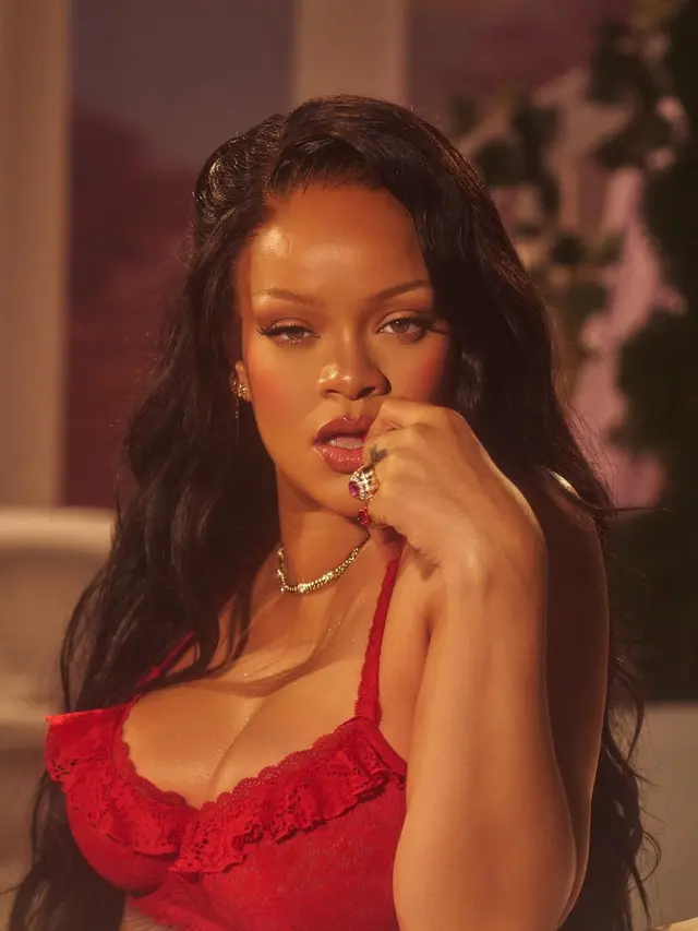 Sambut Valentine, Rihanna Rilis Lingerie yang Terinspirasi dari Dewi Aphrodite dengan Motif Mawar Merah