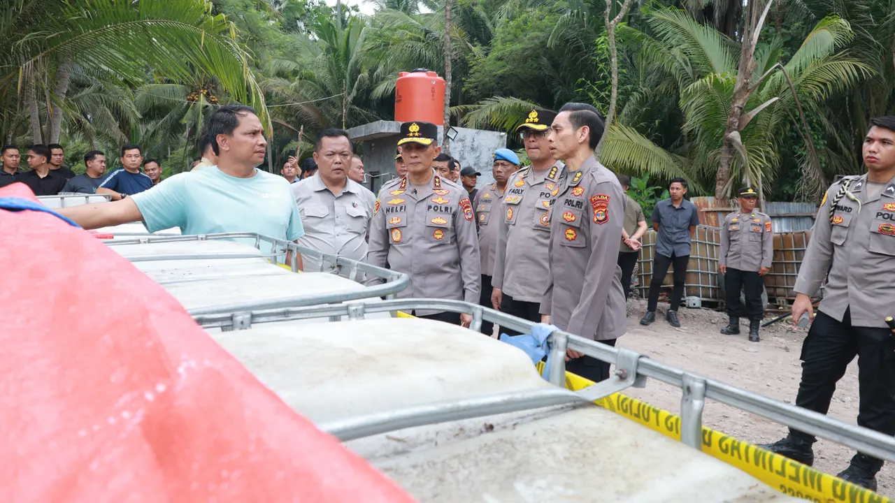 Polisi gerebek gudang penimbunan solar ilega di Lampung. (Liputan6.com/Ardi Munthe)
