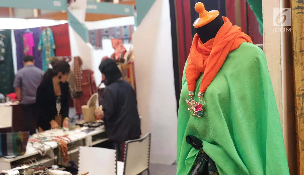 Salah satu model kain nusantara yang dipamerkan pada Gelar Kain Unggulan Nusantara di Jakarta Convention Center, Jumat (27/9/2019). Ratusan model kain dipamerkan dalam Gelar Kain Unggulan Nusantara yang berlangsung hingga Minggu, 29 September mendatang. (Liputan6.com/Helmi Fithriansyah)