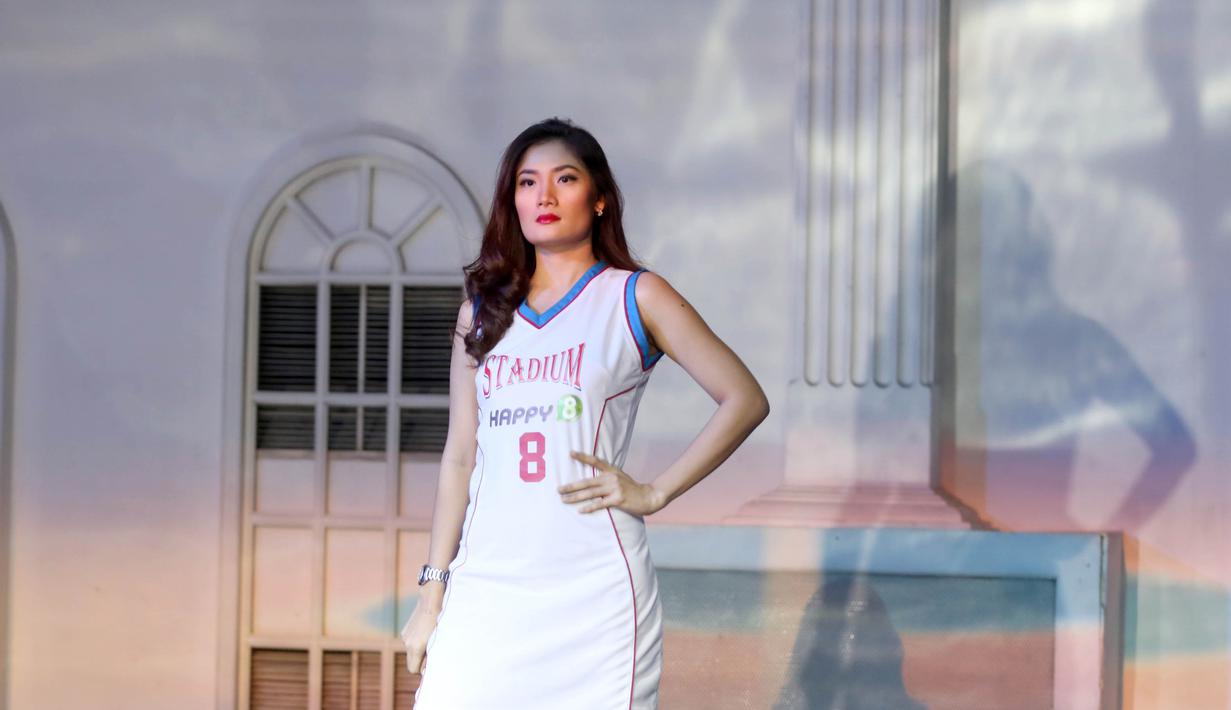 Seorang model mengenakan jersey tim peserta IBL saat launching di Empirica SCBD, Kawasan Terpadu Sudirman, Jakarta, Kamis (19/11/2015). (Bola.com/Nicklas Hanoatubun)