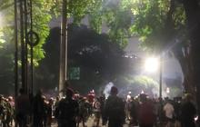 Massa Kembali Bentrok di Depan Mako Brimob Kwitang: Gas Air Mata Ditembakkan, Apa Pemicunya?