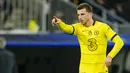 Mason Mount memainkan peran penting bagi Chelsea pada laga ini. Ia sukses mencetak satu gol ke gawang Real Madrid. Gelandang asal Inggris itu menjadi pemain yang paling banyak melepas umpan kunci untuk The Blues dan membuat assist untuk gol Rudiger. (AP/Manu Fernandez)