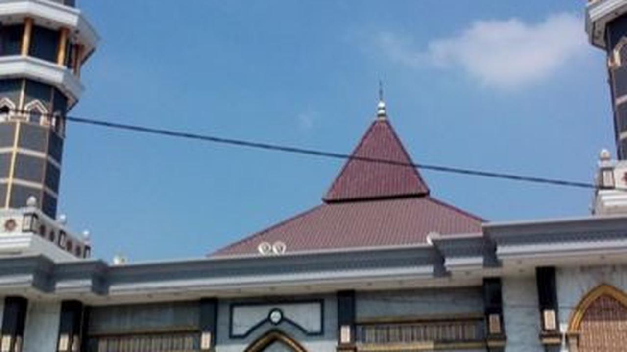<b>1. Masjid Agung Baitul Mukminin Jombang</b>