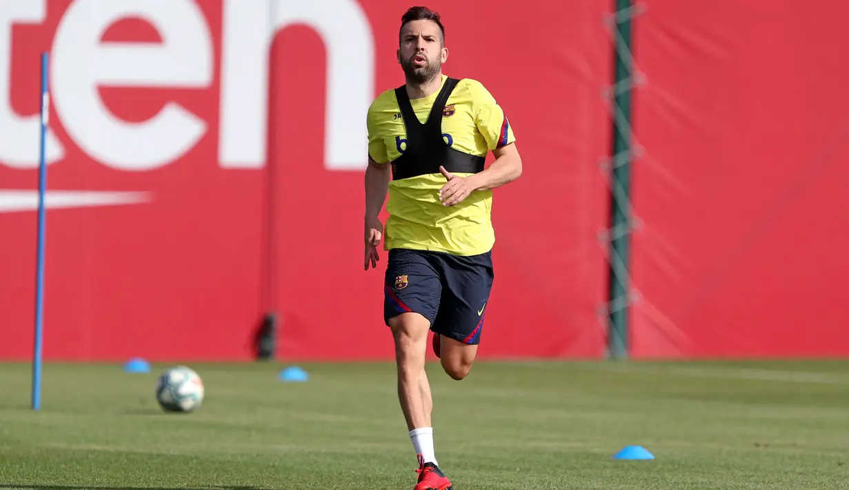 Pemain Barcelona, Jordi Alba, saat mengikuti latihan di Ciutat Esportiva Joan Gamper, Sant Joan Despi, Jumat (8/5/2020) waktu setempat. Barcelona kembali menjalani latihan usai seluruh pemain tim utama dinyatakan negatif COVID-19. (AFP/Miguel Ruiz)