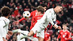 Sang megabintang Cristiano Ronaldo yang dijaga ketat benar-benar kesulitan menembus tembok pertahanan tim Dinamit. (AFP/Jonathan Nackstrand)