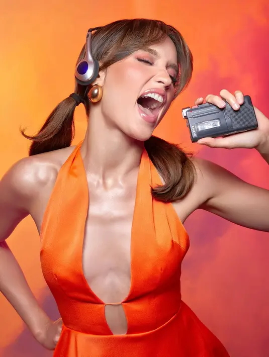 Tampilan ABG khas Cinta Laura diperkuat dengan rambut medium yang ditata double ponytail [@claurakiehl]