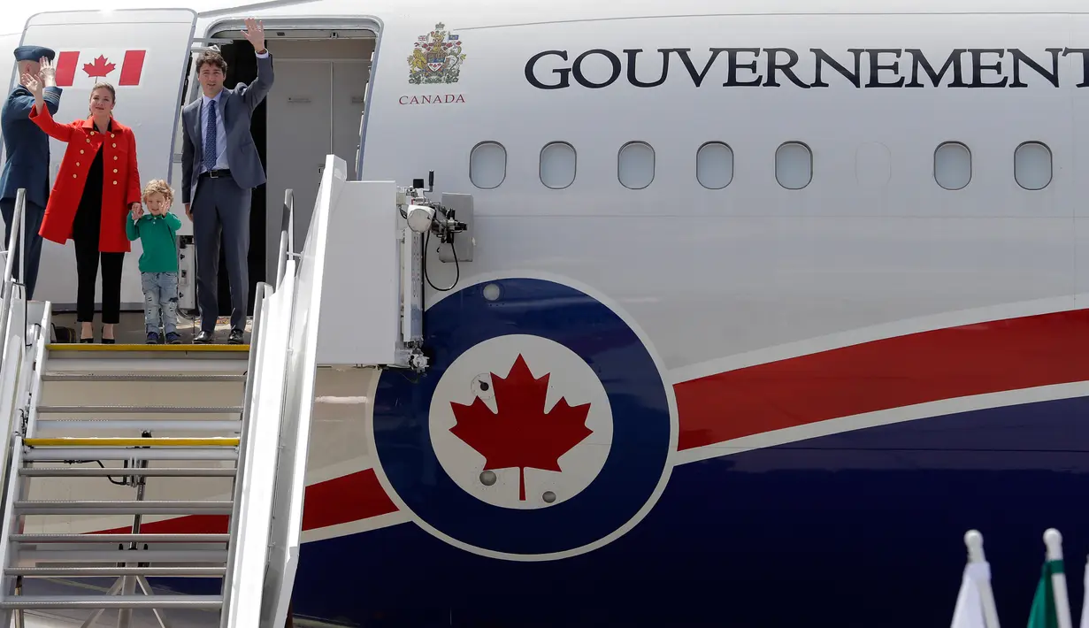 PM Kanada, Justin Trudeau bersama istrinya, Sophie Gregoire-Trudeau, dan putra mereka, Hadrien setibanya di Hamburg, Jerman, Kamis (6/7). Sejumlah kepala negara telah tiba di Hamburg jelang pembukaan KTT G20 pada 7-8 Juli 2017. (AP/Markus Schreiber)
