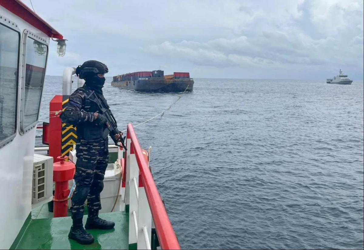 Prajurit TNI AL saat mengamankan dua kapal pengangkut nikel yang terindikasi melakukan sejumlah pelanggaran di Perairan Mandiodo, Konawe Utara, Sulawesi Tenggara, Selasa (25/11/2025 ).
