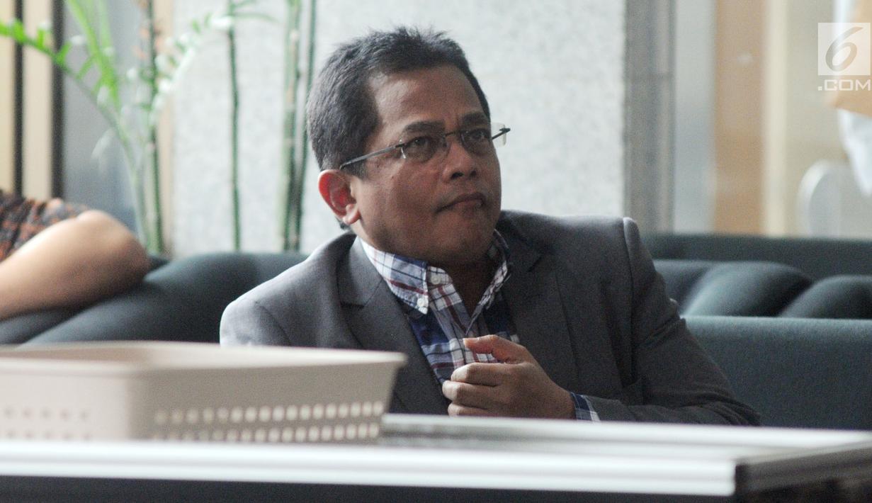 Sekjen DPR Indra Iskandar menunggu panggilan penyidik saat akan menjalani pemeriksaan di Gedung KPK, Jakarta, Kamis (21/3). Indra Iskandar diperiksa sebagai saksi untuk tersangka mantan Wakil Ketua DPR Taufik Kurniawan. (merdeka.com/Dwi Narwoko)