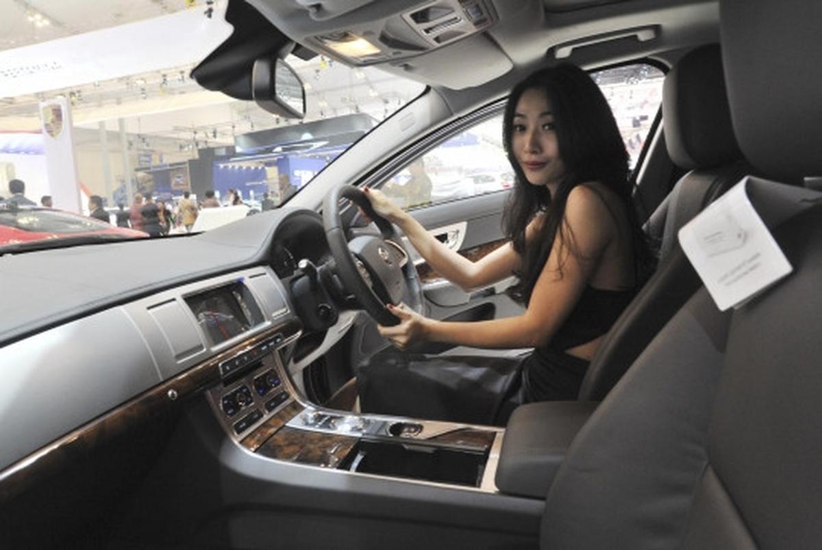 Aduhai model-model seksi hiasi pameran otomotif GIIAS 2015