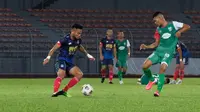 Saddil Ramdani (kiri) beraksi ketika Sabah FC menang 3-0 atas Kuching City FC dalam laga uji coba pada Minggu (28/3/2021). (Doc: Facebook Sabah Football Club).