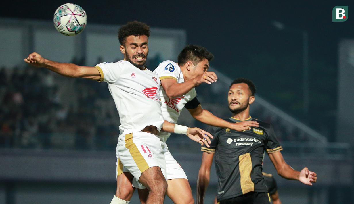 PSM Makassar membuang kesempatan untuk mengkudta Madura United dari puncak klasemen sementara BRI Liga 1 2022/2023 usai ditahan imbang 1-1 tuan rumah Dewa United FC dalam lanjutan pekan ke-10, Kamis (15/9/2022) sore WIB. Unggul terlebih dahulu lewat gol bek Yuran Fernandes lewat eksekusi penalti pada menit ke-38, Juku Eja harus puas menuai 1 poin usai kebobolan pada menit ke-61 via gol striker tuan rumah Majed Osman. (Bola.com/Bagaskara Lazuardi)