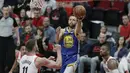 Pebasket Golden State Warriors, Stephen Curry, berusaha memasukkan bola saat melawan Portland Trail Blazers pada laga NBA 2019 di Moda Center, Senin, (20/5). Warriors menang 119-117 atas Blazers. (AP/Ted S. Warren)