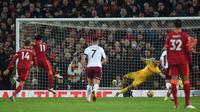 Winger Liverpool Mohamed Salah mencetak gol melalui penalti pada laga Liga Inggris melawan Aston Villa di Anfield, Sabtu (11/12/2021). (AFP/Oli Scarff)