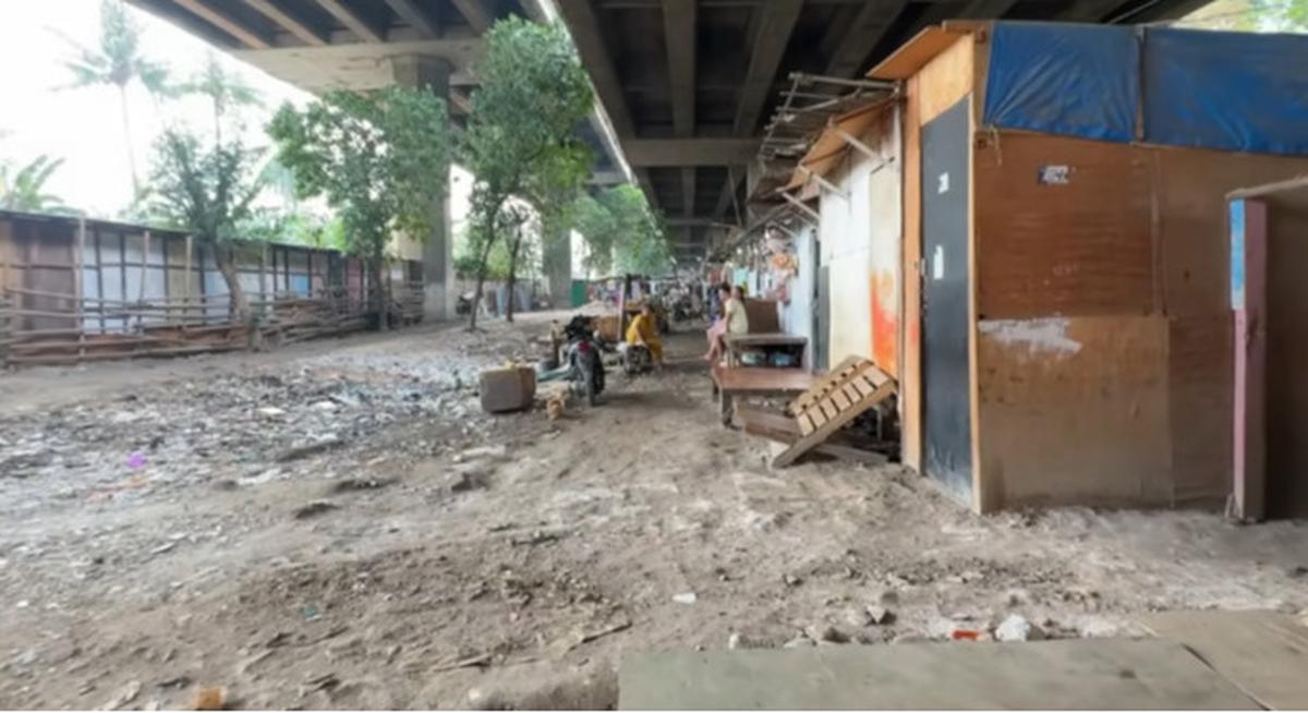 Rumah di Bawah Kolong Jalan Tol