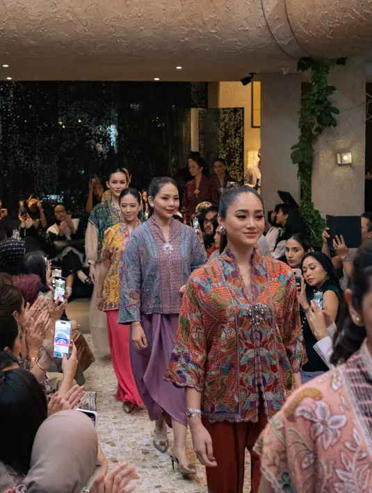 Oscar Lawalata Culture kembali hadir mempersembahkan sebuah koleksi eksklusif. Berkolaborasi dengan Lomma melalui acara Timeless Whispers: A Blend of Culture and Modern Grace. [ Foto: dokumen Oscar Lawalata Culture.]