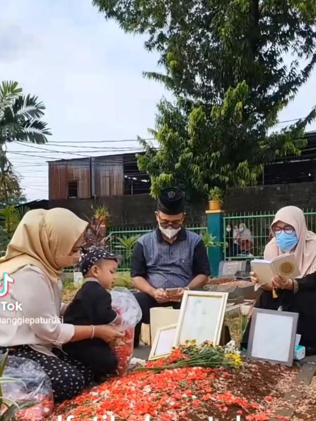 6 Momen Gala Sky, Ziarah Ke Makan Vanessa Angel dan Bibi Andriansyah Ini Bikin Haru