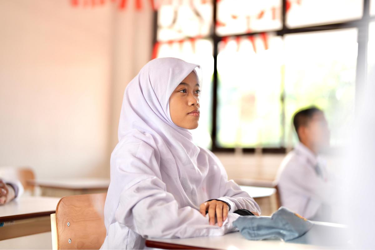 Adelia Eka Tri Septiani (16) siswi Sekolah Rakyat Menengah Atas (SRMA) 13 Kota Bekasi